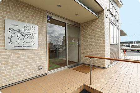 クリニック入り口（中山メディカル薬局様の隣）